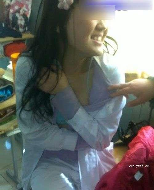  引发热议的事件：女学生被 c 扒衣服，网友感慨万千