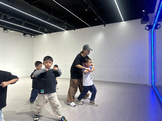  发现节奏的乐趣：幼儿HIPHOP仙踪林舞蹈课程