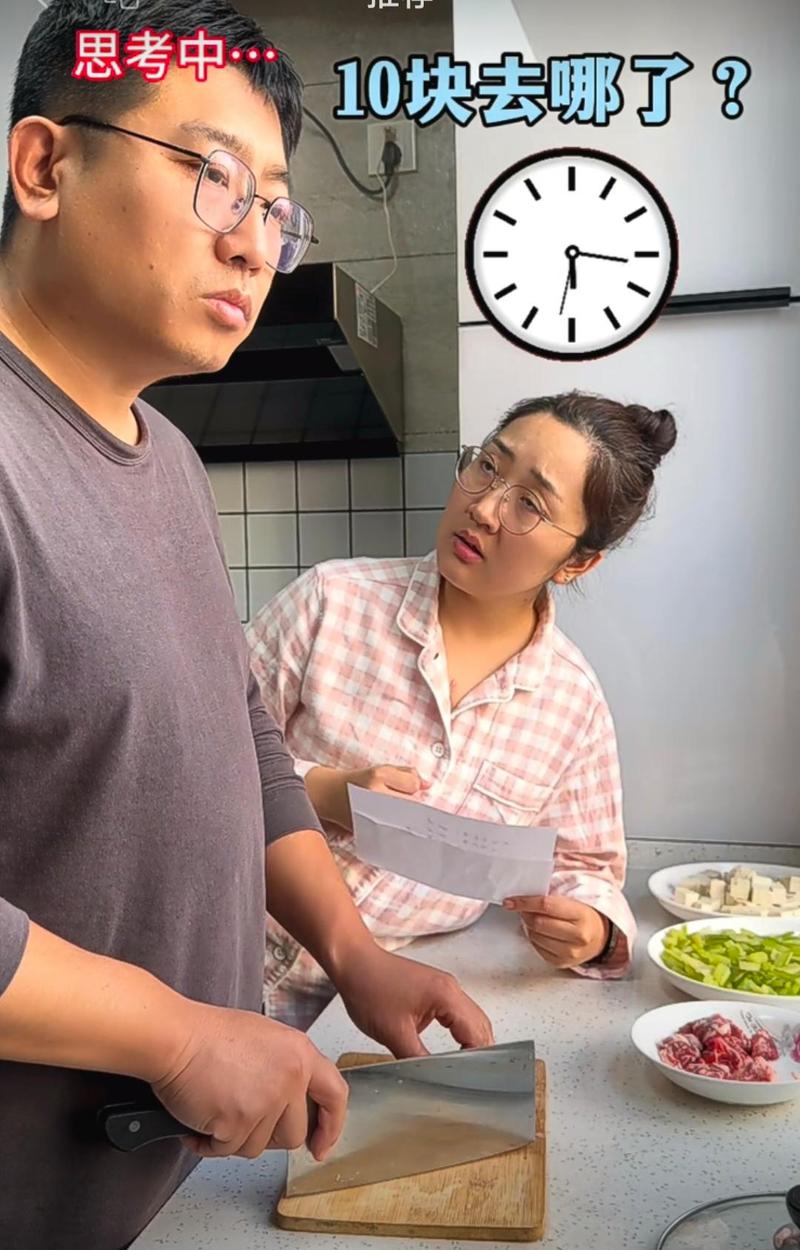  小明的妈妈和李阿姨去同一水果店：一次愉快的购物经历